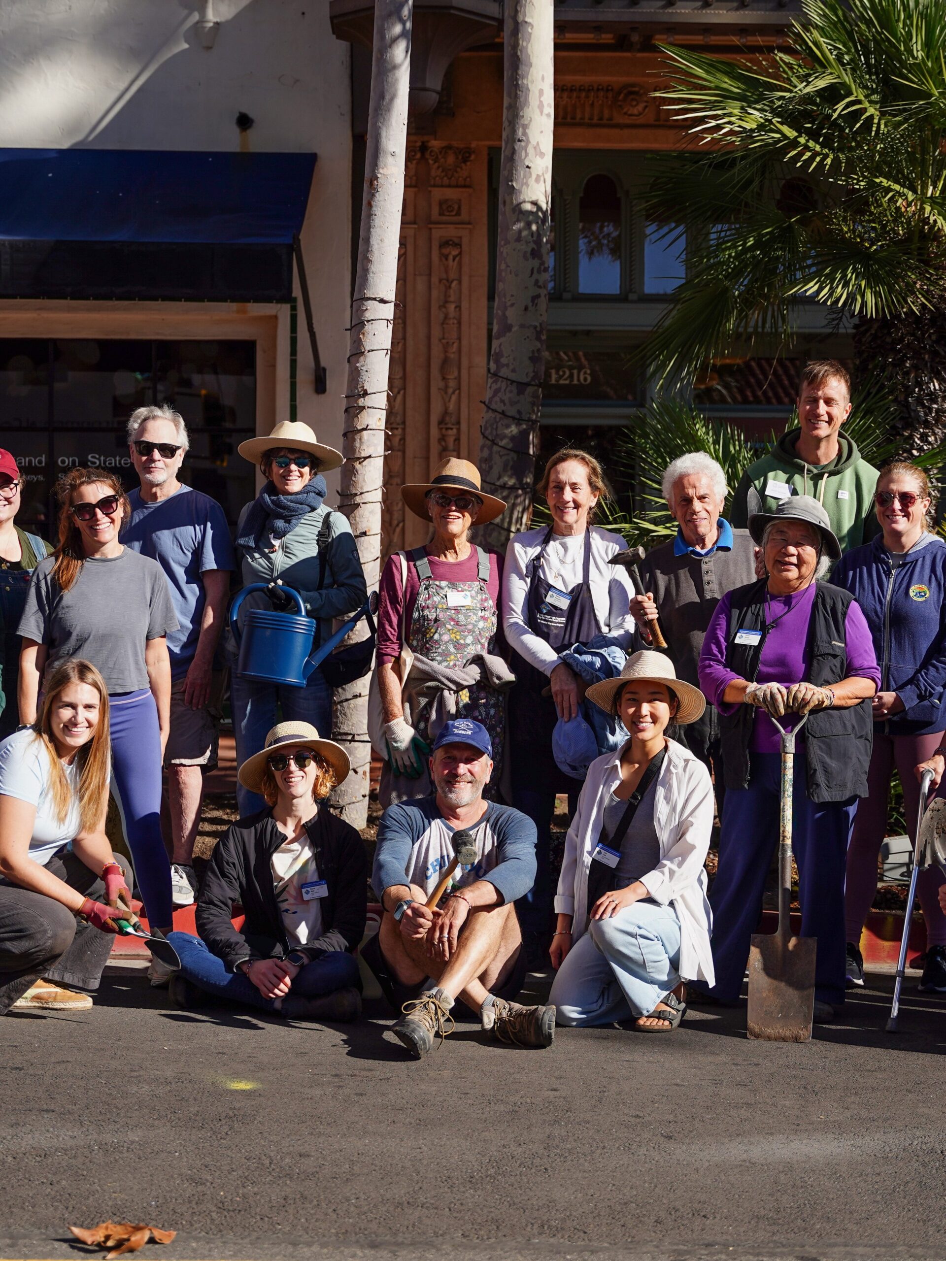 grupo de voluntarios del jardín en el centro de la ciudad