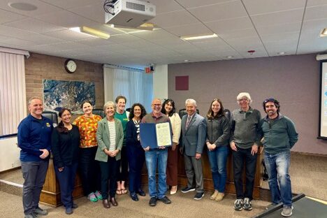 Miembros del Ayuntamiento de Carpintería junto con el Jardín y nuestros socios, entre los que se incluyen la Asociación del Valle de Carpintería, el Land Trust del condado de Santa Bárbara y el Consejo Firesafe del condado de Santa Bárbara.