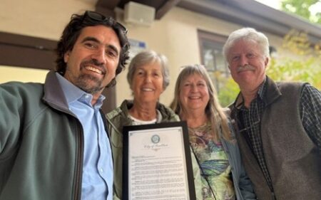 The Garden, Land Trust for Santa Barbara County y WeWatch tras recibir la Proclamación sobre la Biodiversidad de la ciudad de Buellton.