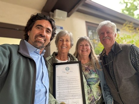 The Garden, Land Trust for Santa Barbara County y WeWatch tras recibir la Proclamación sobre la Biodiversidad de la ciudad de Buellton.