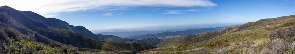 Panorámica con vistas hacia el suroeste, sobre la parte alta de Ojai y hacia las montañas Sulfur, Elder Camp en Nordhoff Ridge Road, Ojai, California, proyecto de cartografía y recuperación tras el incendio de Thomas.
